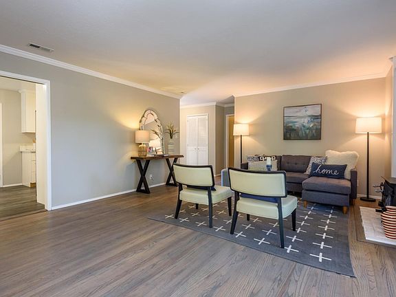 4th image of 1007 Maywood Dr
