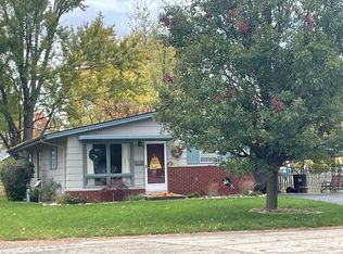 823 Kenton St, Charleston, IL 61920