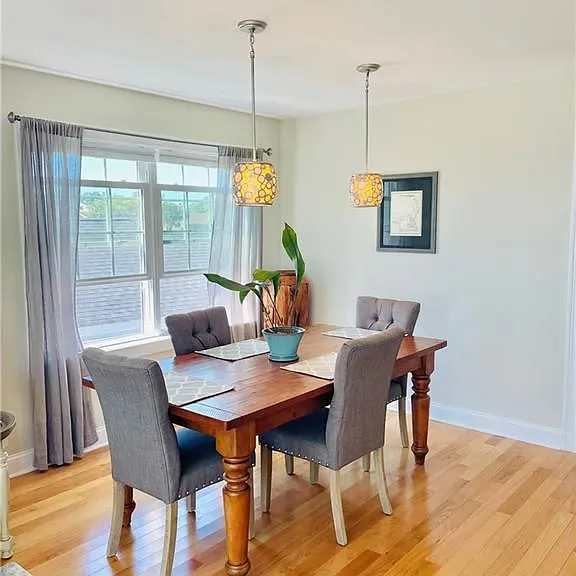 28 Beach Rd W — Photo 9