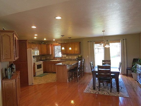 2nd image of 865 6th St SE