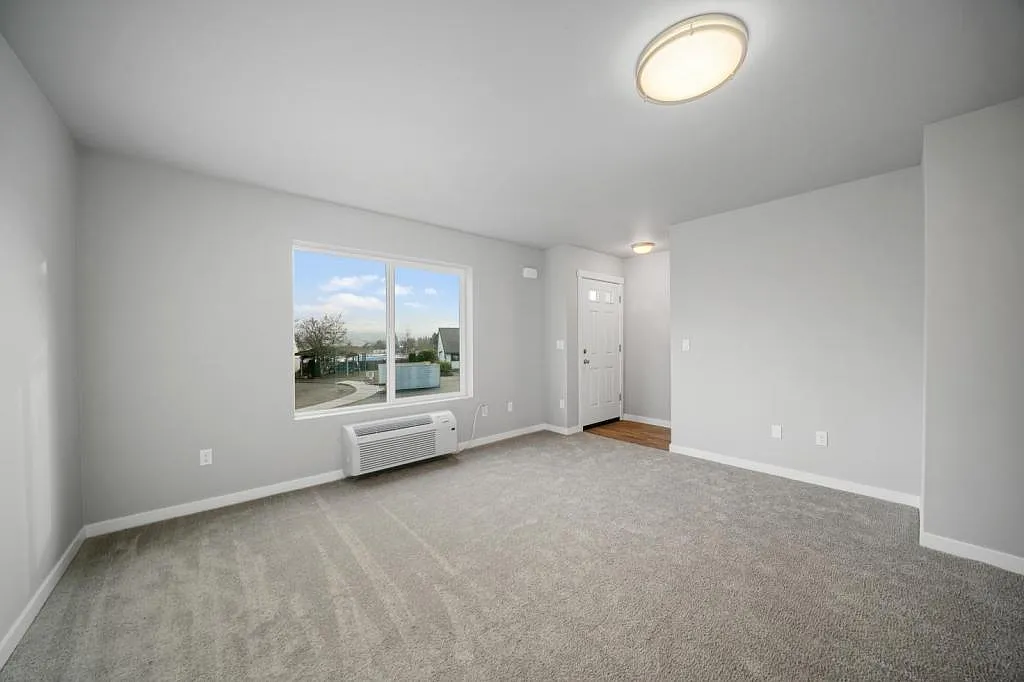 352 NE Evergreen Ct, Unit #16 — Photo 1