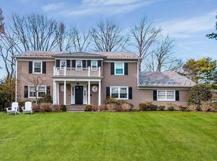 679 Hunt Ln, Manhasset, NY 11030