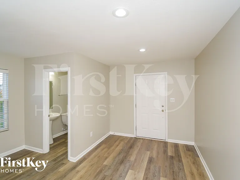 15490 Farmland Ct — Photo 12