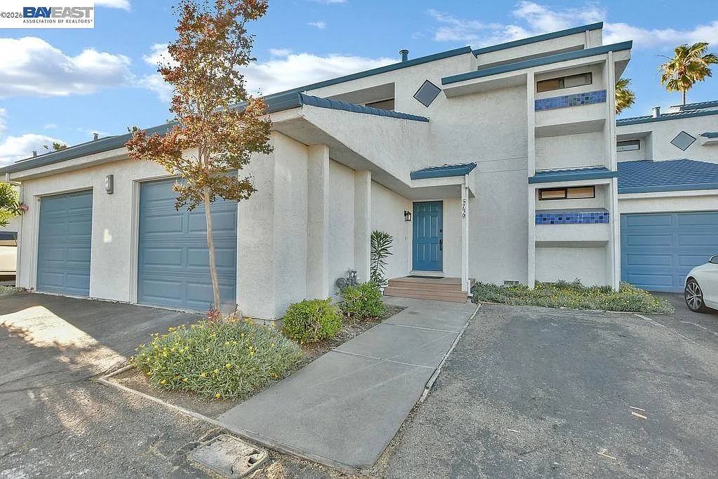 3 bed, 1354 sqft, $2,895 — Photo 2
