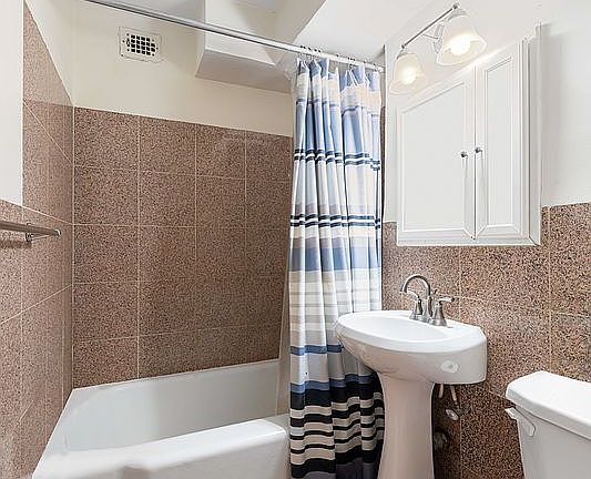 4th image of 321 E 45th St APT 6E
