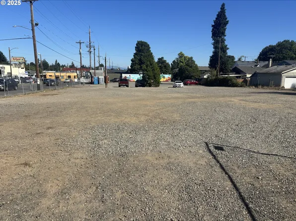 7700 SE Stark St, Portland, OR 97215