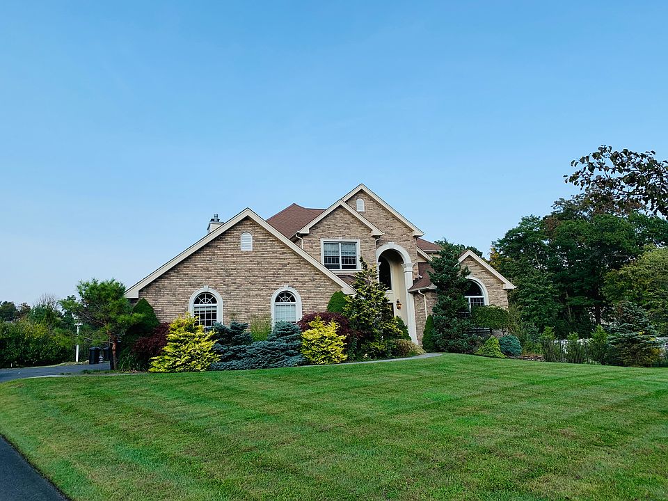 1st image of 26 Charnwood Dr