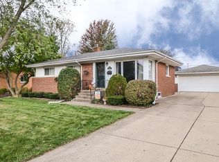 8 S Reuter Dr, Arlington Heights, IL 60005