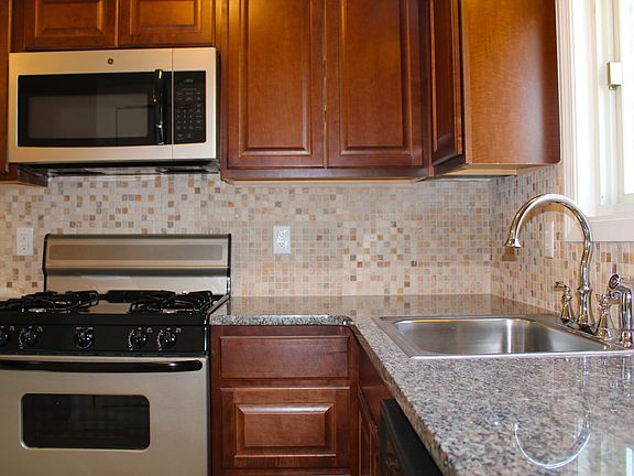 3rd image of 1505 S Berry St
