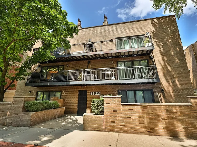 W Altgeld St — Photo 1
