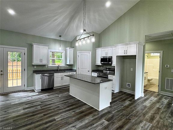 3rd image of 611 Kendall St