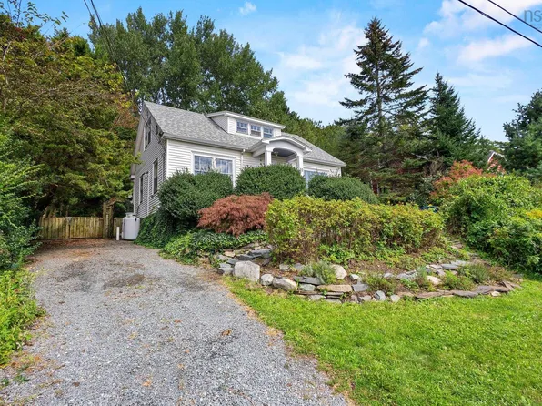 11 Dunolly St, Dartmouth, NS B2Y 2Z6