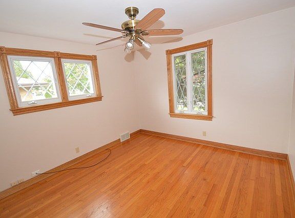4th image of 1412 Balmoral Ave