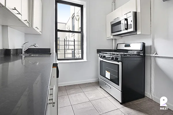 Rented by REZI | media 13