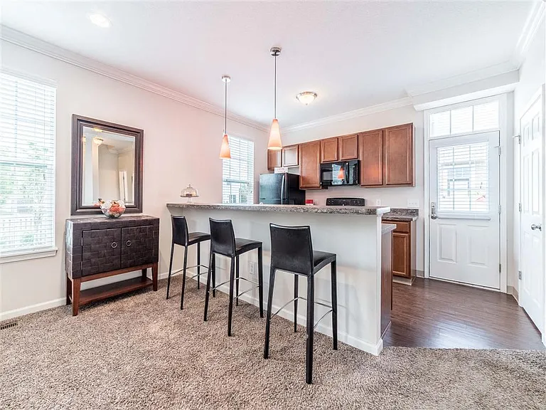 Hilliard Place — Photo 1