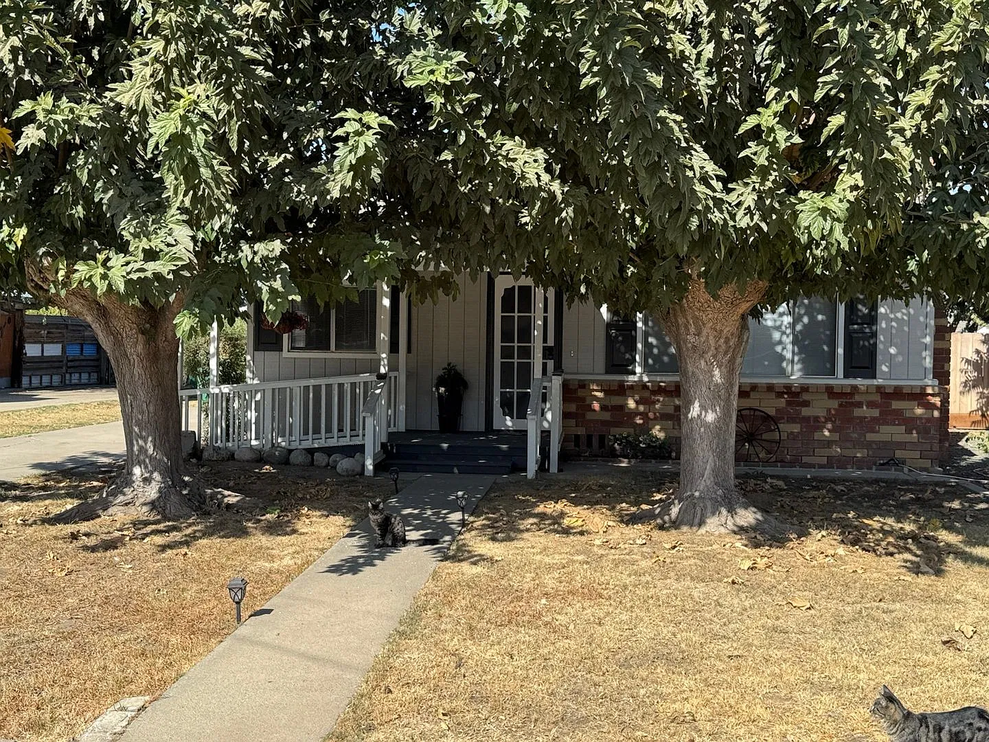 Charming 2BR House in Visalia — Photo 1