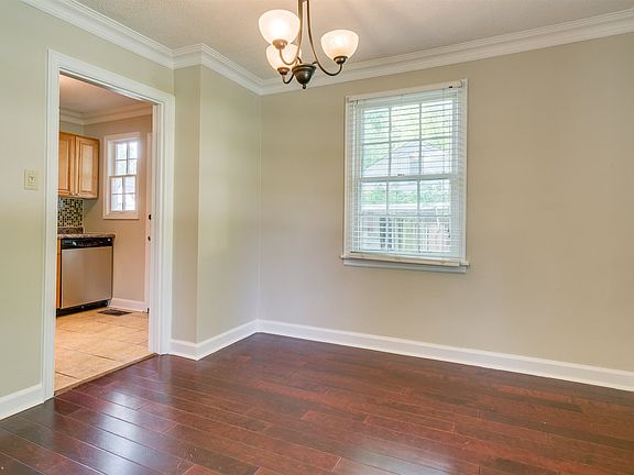 4th image of 81 S Larchmont Cir