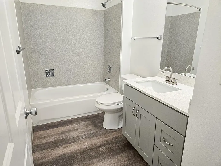 Bristol Square Apartments — Photo 6
