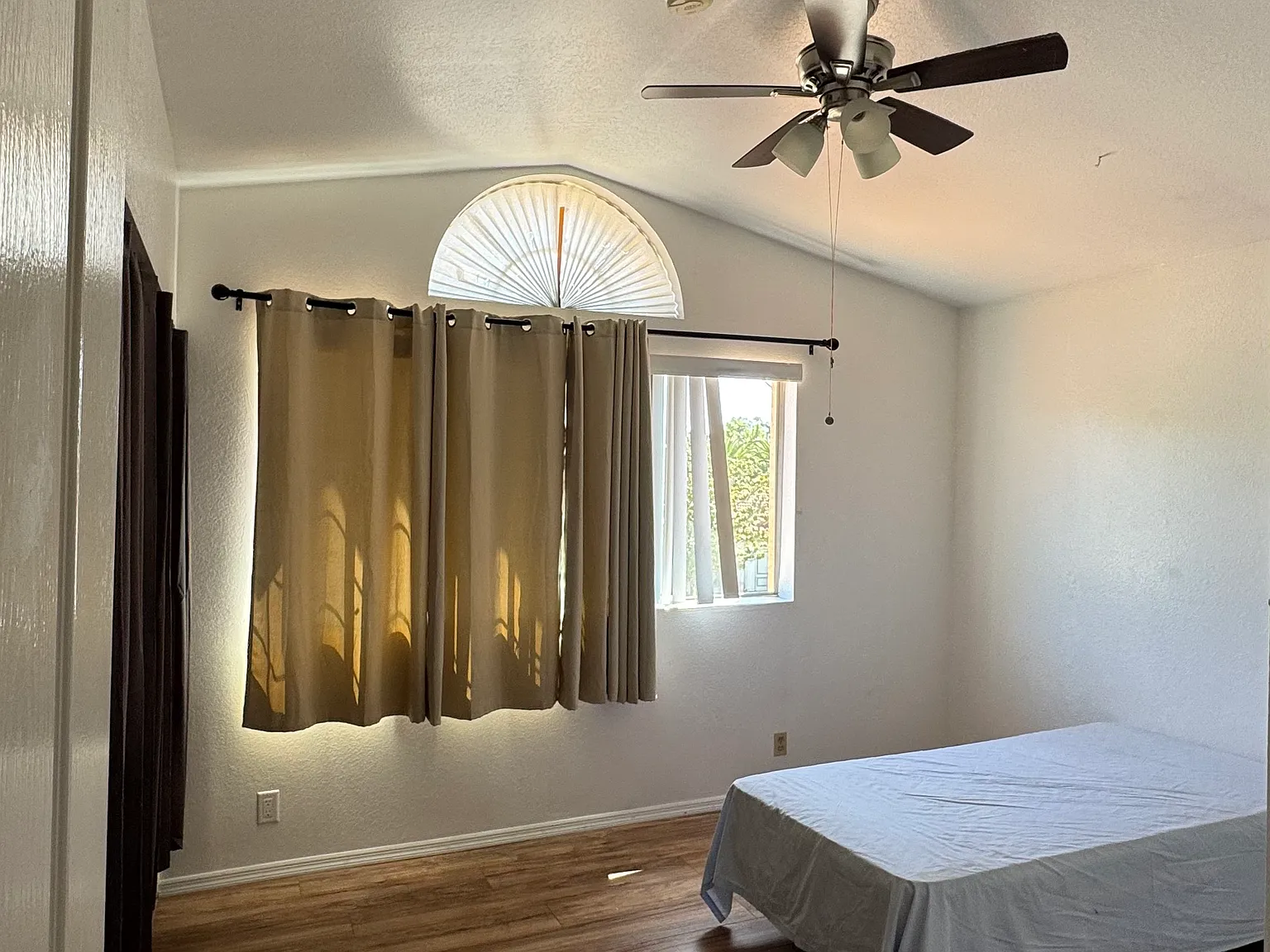 4 bed, 3843 sqft, $990 — Photo 4