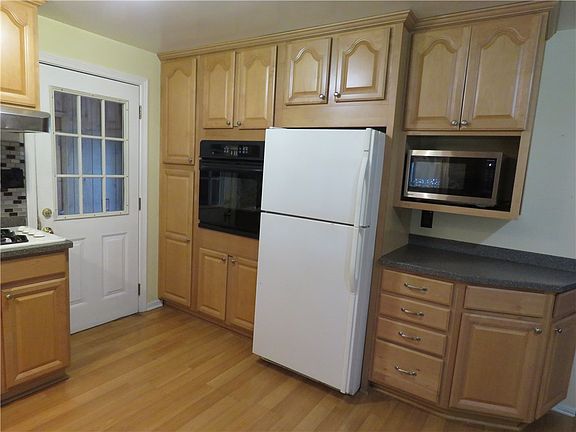 5th image of 24 Laredo Dr