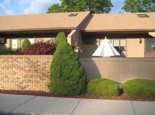 25102 Hamilton Ct, South Lyon, MI 48178