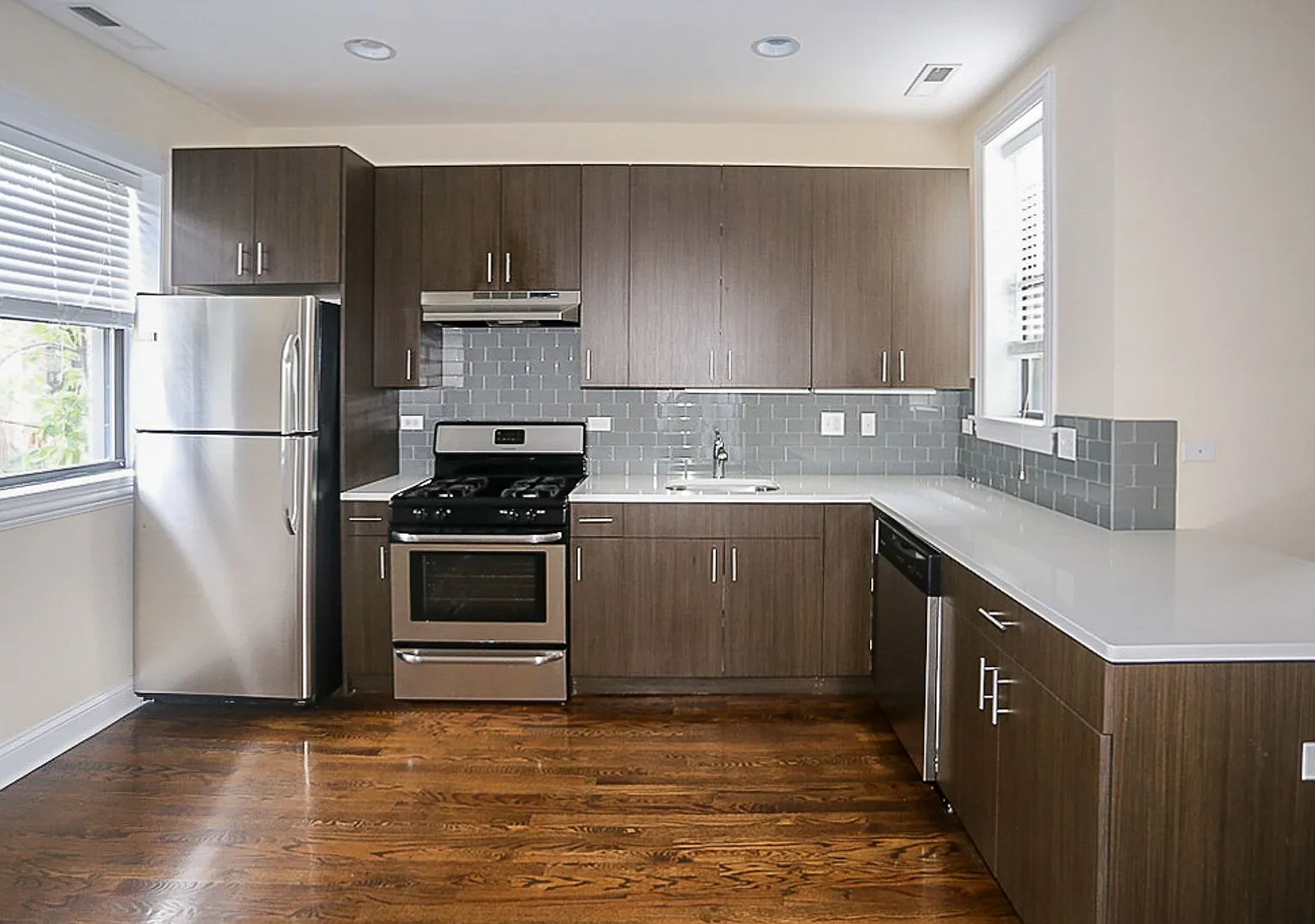 3 bed, 1.5 bath, 1350 sqft, $4,395 — Photo 3