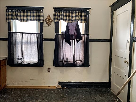 3rd image of 865 N Goodman St