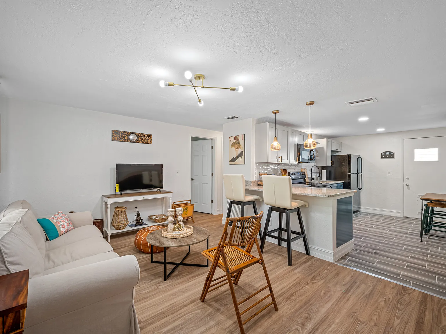 3 bed, 810 sqft, $2,200 — Photo 3