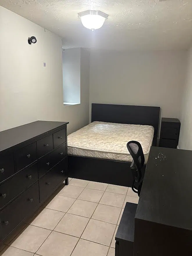 6 bed, $1,000 — Photo 1