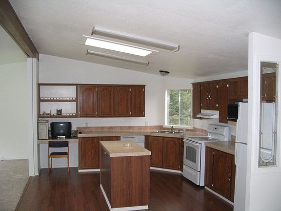 Kitchen w/new appliances