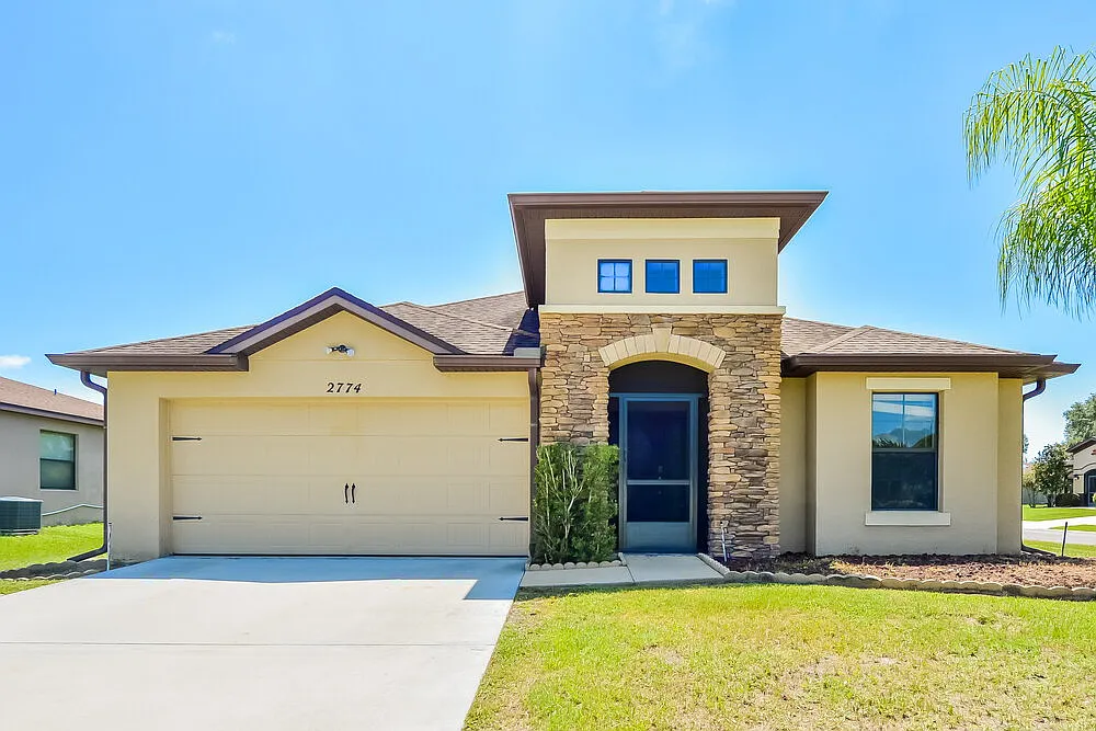 3 bed, 2.0 bath, 2516 sqft, $2,310 — Photo 1