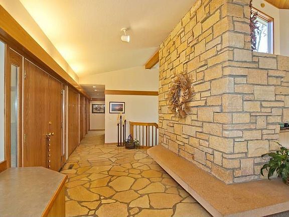 Entry, built-in bench