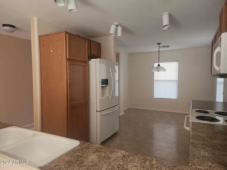 43811 W Elizabeth Ave — Photo 2