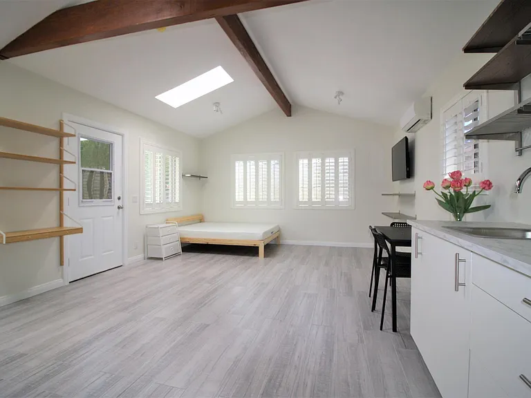 308 N Mission Dr — Photo 5