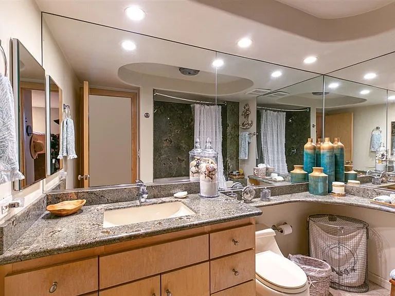Bahtroom with shower tub