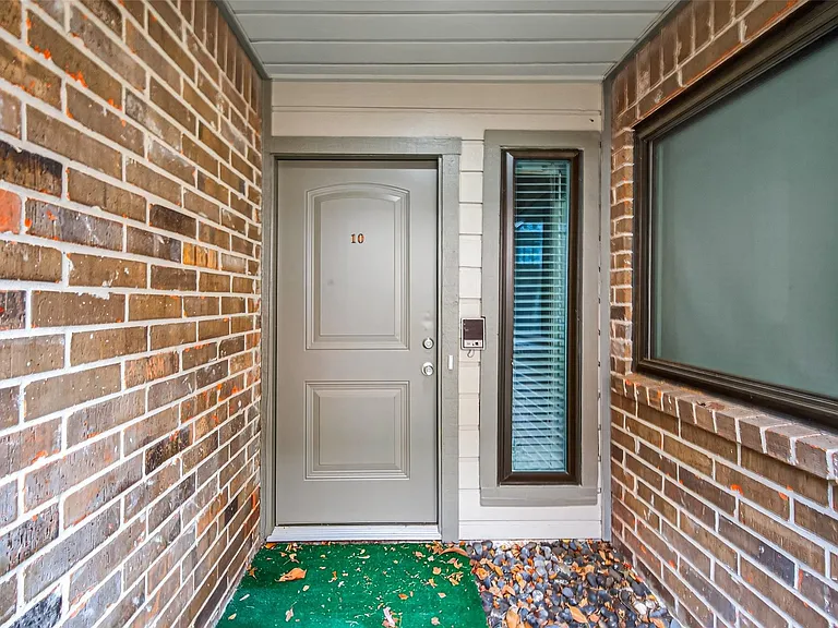 1114 Augusta Dr #10 — Photo 5