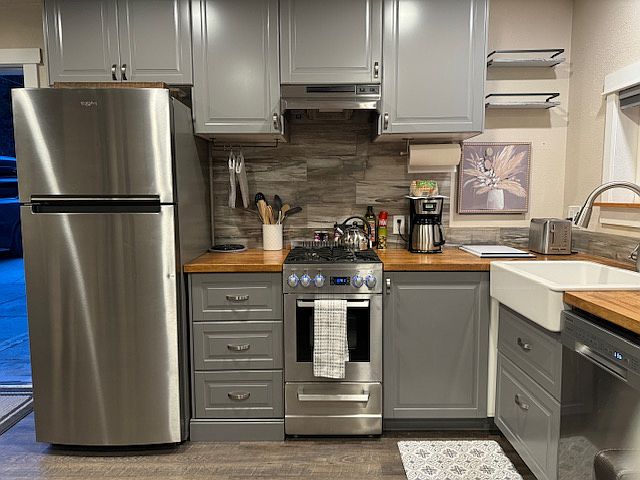 Full kitchen with everything you need to cook a full meal!
