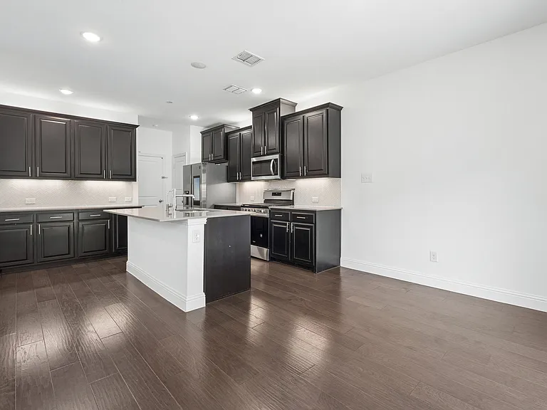 982 Mikaela Dr — Photo 4