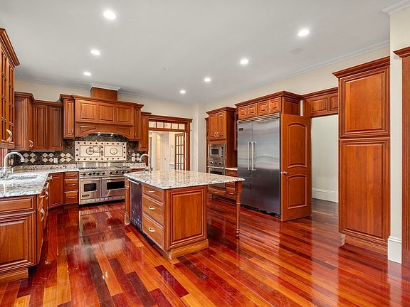 4th image of 75 Woodfall Rd