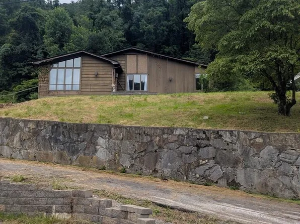 1107 Russell Hill St, Grundy, VA 24614