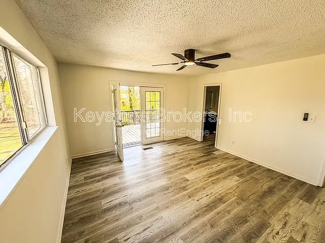 3 bed, 2.0 bath, 2115 sqft, $1,650 — Photo 3