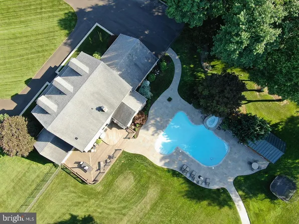 28 Meetinghouse Rd, Hatboro, PA 19040