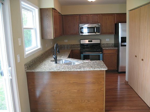 3rd image of 566 Larkspur Dr