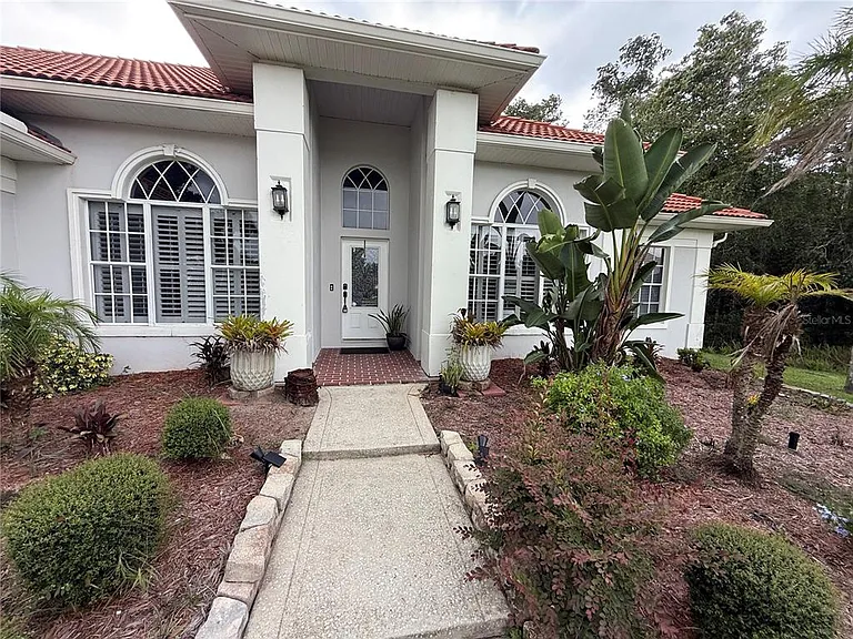 325 Leslie Ln — Photo 2