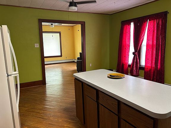 5th image of 601 W Broadway St