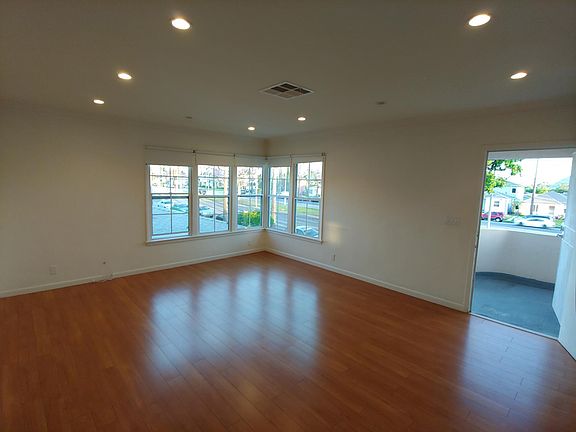 4th image of 721 W Glenoaks Blvd