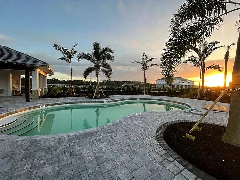3 bed, 2.5 bath, 1373 sqft, $2,450 — Photo 4