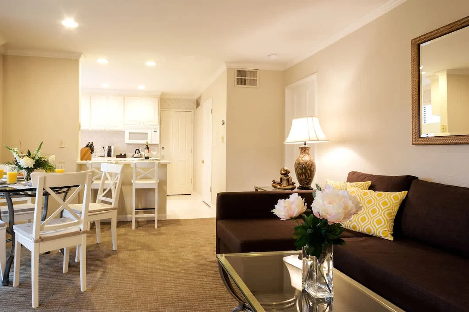 1 bed, 1.0 bath, 893 sqft, $6,436 — Photo 3