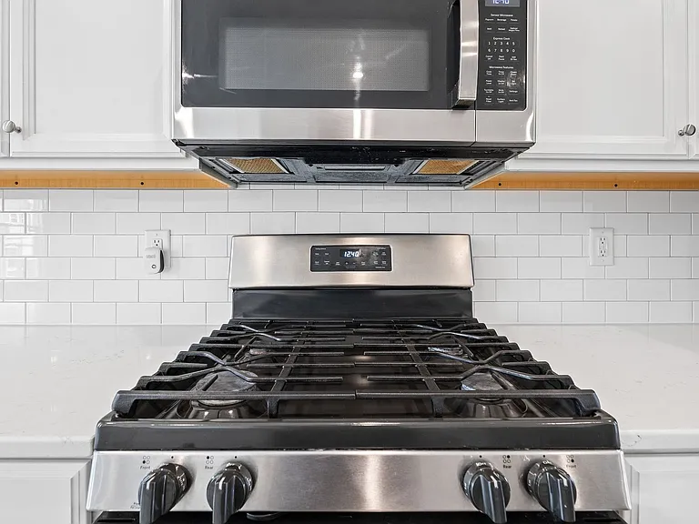 214 Tamworth Crk — Photo 12