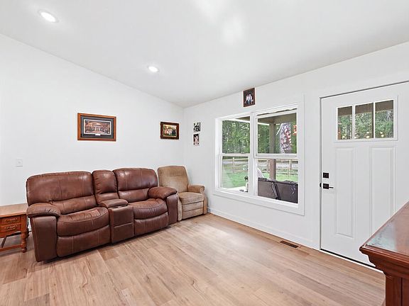 3rd image of 1255 Franklin Loop